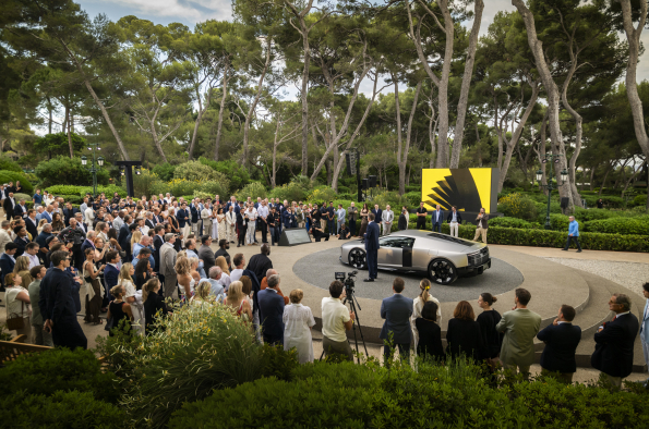 Audi presents its first supercar with a high-performance hybrid powertrain