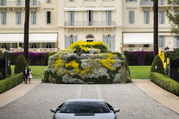 Audi presents its first supercar with a high-performance hybrid powertrain