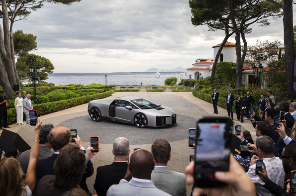 Audi presents its first supercar with a high-performance hybrid powertrain